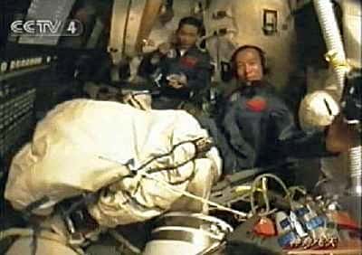 Une des rares images publiées du vol Shenzhou 6. La plupart des instruments sont soigneusement dissimulés. Crédit agence spatiale chinoise