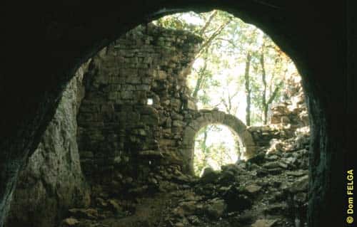 La grotte du Rouzet, datant du Paléolithique moyen, a été fortifiée au cours du Moyen-Âge pour servir d'abri aux paysans surpris par les incursions ennemies. &copy; Photo Dominique Felga
