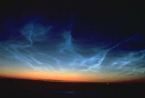 Des nuages nacrés mésosphériques observés vers 80 km d'altitude près du pôle. Crédits Documents Tom Eklund et OMA.