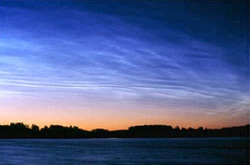 Des nuages nacrés observés à 25 km d'altitude en Finlande. Crédits Documents Tom Eklund et OMA.