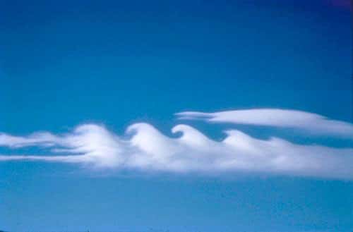 L'effet Kelvin-Helmholt-Wellen, KHW en abrégé, participe à la création des nuages formés par turbulence, y compris en ciel clair. Un banc de stratus. <br />Crédits Christian Barthlott/Wolkenatlas, et Brooks Martner/NOAA Wave Propagation Lab