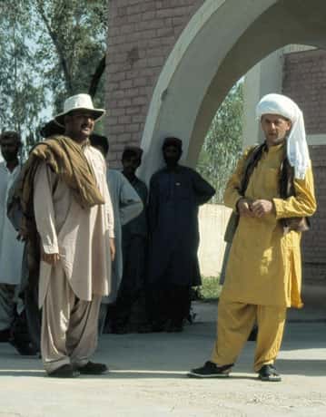 La tenue traditionnelle : shalwar-kamiz, patka et chabuvs. De gauche à droite : Mir Haiser Shahwani et Jean-Loup Welcomme. © 1999 MPFB (POA)