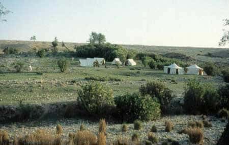 Le Camp de base de Lundo, où nous sommes restés pendant 18 jours en autosuffisance au « printemps » 1999. La température atteignait 50°C à l'ombre. © 1999 MPFB (POA)