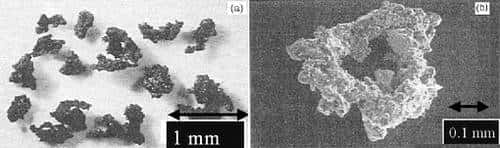 - Régolite (fragments d'impacts météoritiques) de la taille de la cendre<br />- Taille moyenne de 19 microns (40% plus petit qu'un cheveux)<br />- Composition : SiO2 (44.72%) et Al2O3 (14.86%)<br />- Propriétés : magnétique, très poreuse, dentelée, tranchante, allergène
