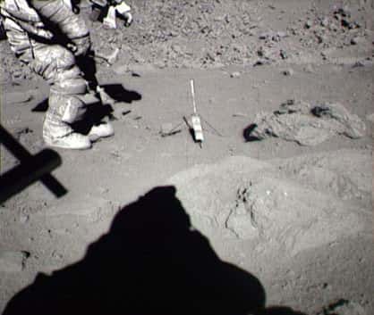 La combinaison de l'astronaute Eugene Cernan envahie de poussière lors de son séjour de 75 heures sur la Lune au cours de la mission Apollo 17. Après le vide, la poussière est le plus grand danger qu'encourent les astronautes séjournant sur la Lune. <br />Crédits : NASA/Apollo 17/NSSDC 