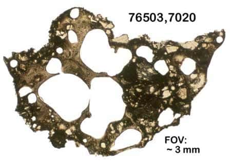 Microphotographie d'un fragment d'agglutinat de régolite mesurant 3 mm de diamètre récolté par Apollo 17. <br />Crédits : Brad Jolliff, Université de Washington à Saint Louis. Reproduction interdite 