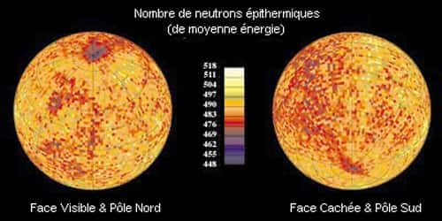 Relevé de la distribution des neutrons de moyenne énergie (épithermiques) au pôle Sud de la Lune sur toute sa surface. Dans les deux cas, mis à part quelques &quot;points chauds&quot; localisés, on remarque une faible concentration de neutrons de moyenne énergie et donc un excès d'hydrogène près des pôles. Cet hydrogène est la signature de la glace d'eau cachée au fond des cratères escarpés et des failles qui ne voient jamais la lumière du Soleil. Crédits : NASA/ARC.