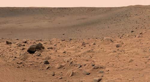 Aspect du désert de sable et de pierres en bordure du cratère Bonneville photographié par la rover Spirit le 12 et 13 mars 2004. Notez la poussière recouvrant tous les rochers situés à l'avant-plan. <br />Crédits : NASA/JPL/MER. 