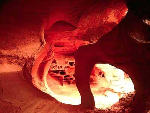 Le gré est une roche très friable. Au Québec, sur les Îles de la Madeleine, d'impressionnantes grottes de grès rouge se sont formées avec l'érosion des vagues. © DR