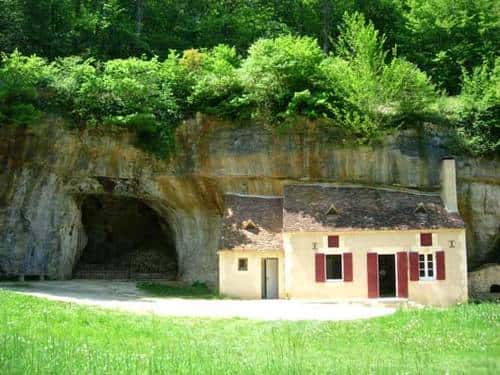 La grotte Les Combarelles est également une grotte préhistorique abritant des peintures rupestres. © DR