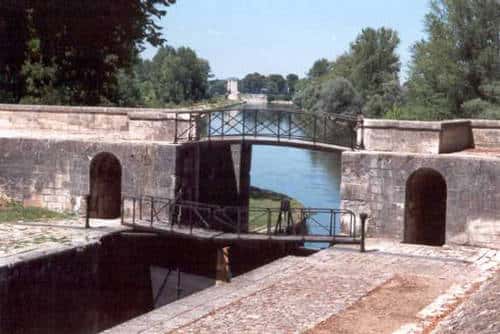 Canal latéral à la Loire, ce canal est relié au canal de Briare par le Pont Canal