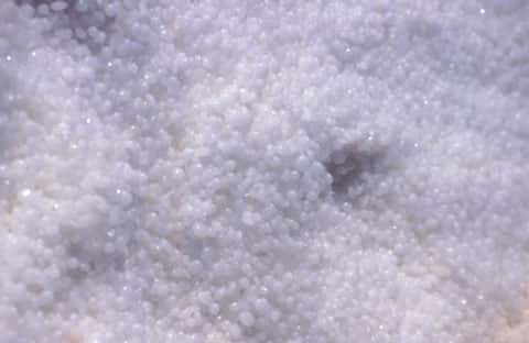 Lac Assal, cristallisation en billes du sel.
