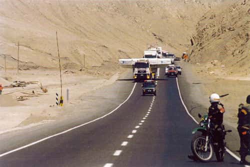 Transport de miroirs dans le désert d'Atacama. © Reproduction et utilisation interdites 