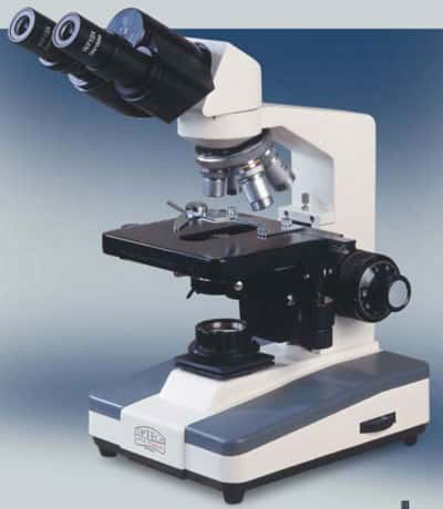 Microscope optique de routine binoculaire. © Reproduction et utilisation interdites 