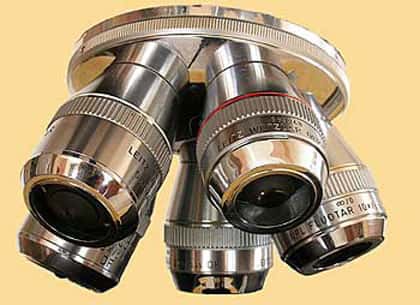 Tourelle d'objectifs de microscope optique. © Reproduction et utilisation interdites 