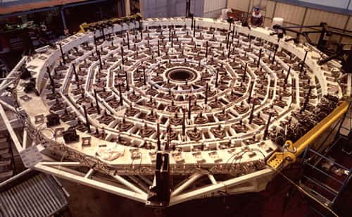 Figure 3. Vue de la surface arrière d'un des miroirs de 8 mètres de diamètre du VLT (ESO, Chili) avec les 150 points d'accrochage pour les actuateurs qui contrôleront la surface du miroir en cours d'observation. L'épaisseur du miroir est de 17 cm. © ESO