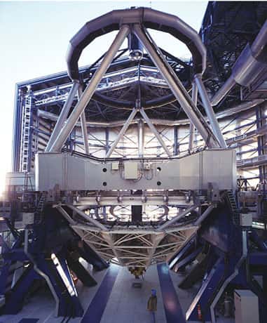 Figure 2. Vue d'un des télescopes de 8 mètres de diamètre du VLT (ESO, Chili). On distingue le miroir primaire monolithique dans sa cellule qui abrite les 150 actuateurs controlant la surface du miroir. La figure 3 montre la surface arrière du miroir. © ESO 