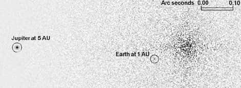 Figure 6. Simulation d'un système planétaire comprenant deux planètes similaires à Jupiter et à la Terre en taille et en distance à l'étoile, tel qu'il pourrait être observé à 30 années-lumière par un télescope de 100 mètres de diamètre. Le contraste (rapport d'intensité) entre l'étoile et la Terre est de l'ordre d'un milliard ! Le flux provenant de l'étoile centrale a été supprimé par coronographie, il ne reste qu'un bruit résiduel associé à l'étoile. © ESO 