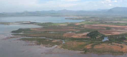 Le delta de la Ouenghi en Nouvelle-Calédonie : pour l'essentiel, un marais maritime formé de mangroves et de tannes<br />© JM Lebigre <br />Reproduction et utilisation interdites