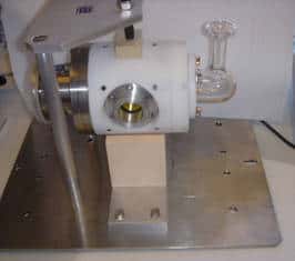 Cellule d'irradiation et d'analyse de gaz corrosifs. Cette cellule est essentiellement utilisée dans l'irradiation du PVC et l'analyse, par spectrométrie infrarouge, de HCl créé. © DR