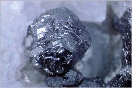 Du métacinabre, une espèce minérale de sulfure de mercure avec des traces de zinc, sélénium, cadmium et fer servant de minerai de mercure. © <a href="http://www.nhm.org/site/join-us/gem-mineral-council/photo-atlas-minerals" target="_blank">Lou Perfoff</a> Webmineral, tous droits réservés