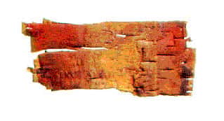 Un morceau d'écorce de bouleau découvert à Nadlok et teinté de cinabre. (Nadlok : lieu concernant les Inuits du cuivre au Canada). © DR