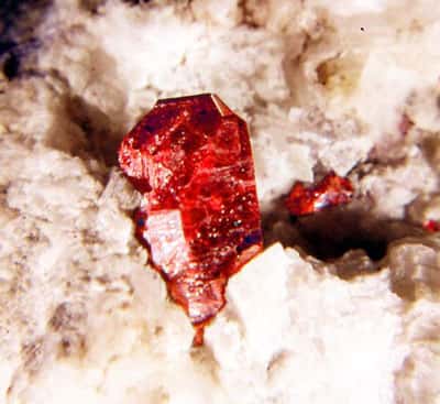 Cristal isolé, rouge, rhomboèdrique de cinabre sur dolomite<br />(Fenghuang, Hunan Province, Chine). © Webmineral, tous droits réservés 