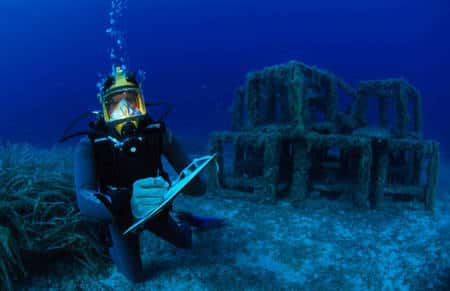 Plongeur scientifique inventoriant les poissons sur un récif artificiel. © Alexis Rosenfeld