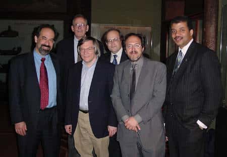 De gauche à droite David Spergel, James Peebles, Alan Guth, Paul Steinhardt, Lee Smolin, et Neil deGrasse Tyson (modérateur) (Crédit : AMNH).