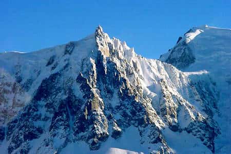L'aiguille du Midi, la plus haute des aiguilles de Chamonix, culmine à 3.842 mètres.