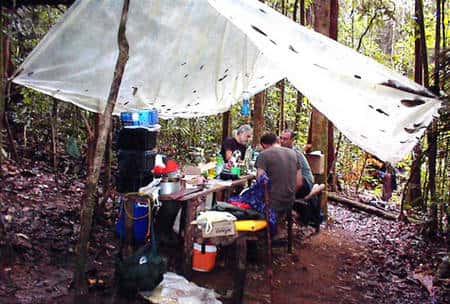 Les conditions de travail des biologistes en forêt amazonienne sont parfois plutôt rustiques. Ici, en décembre 2000, au Pic Matecho (environs de Saül, Guyane). Six biologistes posés par hélicoptère avec tout leur barda, puis repris au même lieu 12 jours plus tard. © François Catzeflis