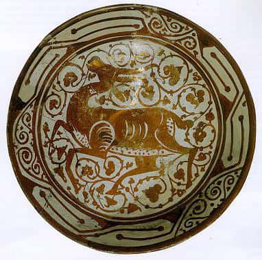 Céramique lustrée - Plat à la gazelle, Égypte, XIe siècle, Céramique à décor lustré, Le Caire, Musée d'art islamique. © DR