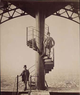 Gustave Eiffel posant en bas à gauche.