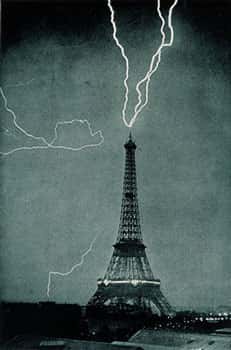 Eclair sur la tour Eiffel – © Wikipedia