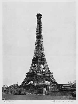Montage du campanile (15 mars 1889) Atlas Photo, PL.10 © <a href="http://gallica.bnf.fr/anthologie/notices/01206.htm" target="_blank">BNF</a>