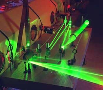 Par l'intermédiaire des travaux d'Einstein de 1917, le laser est une application de la théorie quantique.