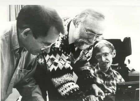 De gauche à droite John Preskill, Kip Thorne et Stephen Hawking lors du pari sur le paradoxe de l'information. Hawking ne pouvant signer les termes du pari, on prend une empreinte de son pouce (Crédit : John Preskill).