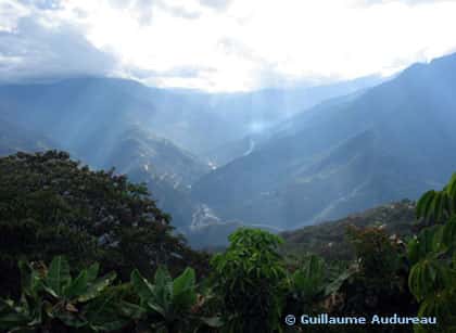 Les Yungas : Vue des sommets des Andes, sur la route La Paz-Coroico, en Bolivie, dite l'une des plus dangereuse du monde, notamment en raison des ravins qui la bordent.