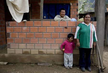 Elias Mamani Flores, le père de Rosa, possède maintenant une maison en dur. Grâce aux revenus du commerce équitable, les producteurs améliorent leur habitat. Avec les études des enfants, c’est là qu’ils investissement le plus fréquemment. <br />© Max Haavelar - Bruno Fert - Tous droits réservés