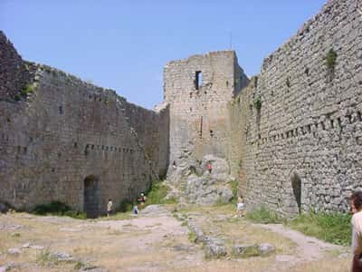 Le château de Montségur, une forteresse cathare spectaculaire. © DR
