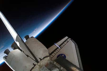 Figure 6 : Une fine pellicule, qui paraît bien fragile face à l’immensité du vide, voilà à quoi ressemble l’atmosphère terrestre vue depuis l’espace © NASA