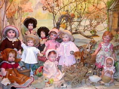 Poupées du Musée de la poupée parmi lesquelles on trouvera les fameux baigneurs en Celluloïd