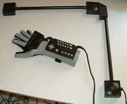 Le Power Glove, de Nintendo, sorti en 1989, est un objet culte pour les adeptes de la réalité virtuelle « de garage ». © DR