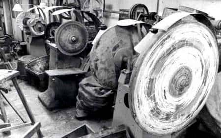 Postes de polissage dans l’ancienne usine de manches de couteaux en corne Barland. © Inventaire R. Choplain, R. Maston - Inventaire général, ADAGP, 2003