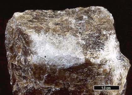 Cryolithe blanche et grise © Jeff Weissman / <a target="_blank" href="http://www.excaliburmineral.com/cdintro.htm">Photographic Guide to Mineral Species</a>
