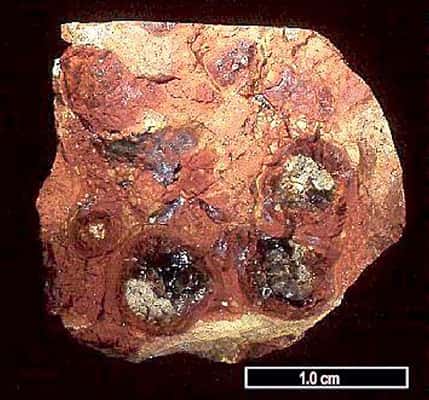 Boehmite © Jeff Weissman / <a target="_blank" href="http://www.excaliburmineral.com/cdintro.htm">Photographic Guide to Mineral Species</a>