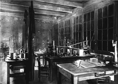 Le laboratoire de physique des Curie (on reconnaît au centre de la photo le « montage Curie » de mesure de la radioactivité) © ACJC