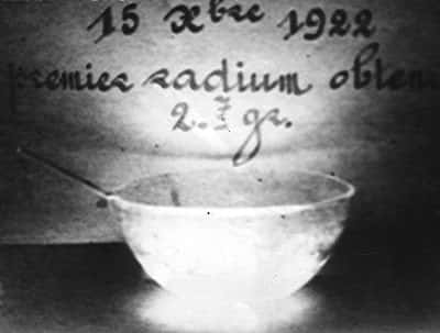 Photo prise à la seule lueur du radium. La lumière ne vient pas directement du radium mais des molécules d’air excitées par son rayonnement. ©ACJC