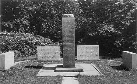 Une stèle fut érigée en 1935 à la mémoire de 350 physiciens et radiologues victimes des rayons X et de la radioactivité