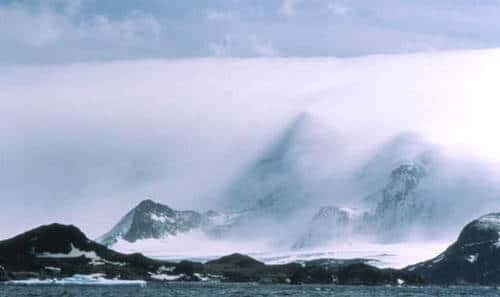 Photo 2 - Nuages (<em>fractocumulus</em> et <em>stratus nebulosus opacus</em>) associés à l'effet de Foëhn : en Antarctique. <br />Crédits Documents MAP et Cool Antarctica. 